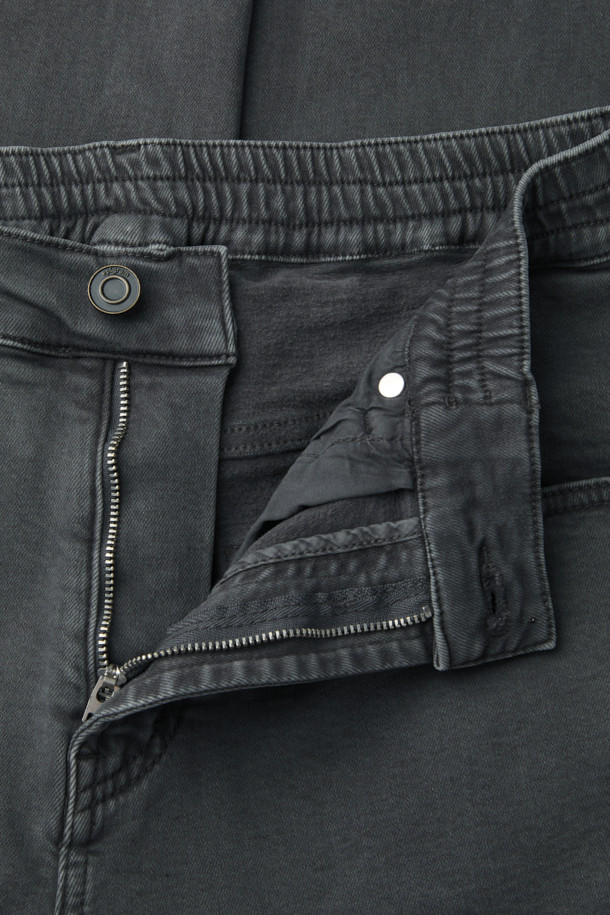 피그다잉 기모 밴딩 위켄드핏 데님은 [겨울] 시즌, [일상]과 [비즈니스] 모두 활용 가능한 데님 팬츠입니다. 부드러운 촉감의 기모 안감과 고밀도, 고스트레치 소재가 편안한 착용감을 선사하며, 밴딩 처리로 활동성을 높였습니다. '피그먼트 염색' 기법으로 빈티지한 멋을 더했으며, 배기핏과 테이퍼드 핏을 혼합한 위켄드핏으로 세련된 실루엣을 연출합니다. [그레이] 컬러의 무지 디자인으로, [캐주얼], [미니멀], [클래식] 스타일 모두 소화 가능한 활용도 높은 아이템입니다.
