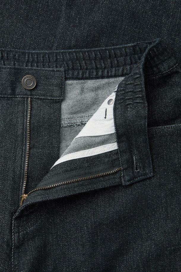 블랙 논페이드 밴딩 릴렉스핏 데님은 부드러운 촉감과 편안한 착용감을 선사하는 데님 팬츠입니다. 사계절 내내 활용 가능한 베이직하고 캐주얼한 스타일로, 릴렉스핏과 벌룬핏을 넘나드는 여유로운 핏을 자랑합니다. 물 빠짐이 적고 내구성이 뛰어나며, 바이오 워싱 처리로 자연스러운 멋을 더했습니다. 밴딩 처리로 편안함을 더했으며, 107cm의 적당한 기장으로 다양한 스타일을 연출하기 좋습니다. 동네 마실룩, 여행룩 등 편안한 TPO에 캐주얼, 미니멀, 클래식 스타일을 더해 보세요.
