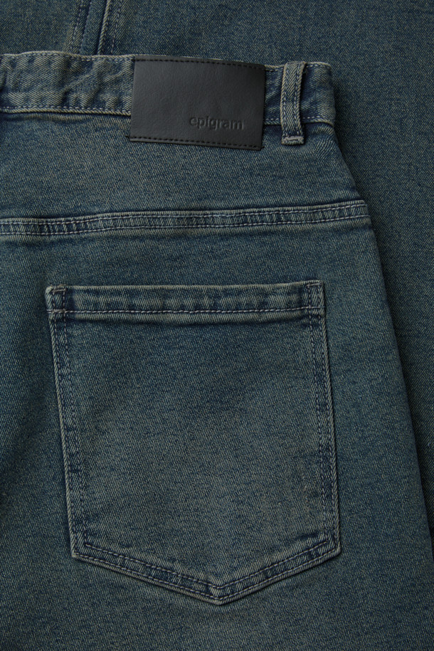 베이지 톤의 틴 워싱 릴렉스핏 데님 팬츠입니다. 사계절 내내 활용하기 좋은 이 데님 팬츠는 빈티지하면서도 트렌디한 스타일을 연출합니다. 12.5oz 중량의 데님 소재와 신축성 있는 원단으로 편안한 착용감을 선사하며, 브러쉬 디테일과 한지 와펜이 포인트로 더해졌습니다. 릴렉스핏과 벌룬핏의 조화로 자연스러운 실루엣을 완성하며, 기장은 107cm입니다. 동네 마실룩이나 여행룩 등 캐주얼한 스타일에 잘 어울립니다.
