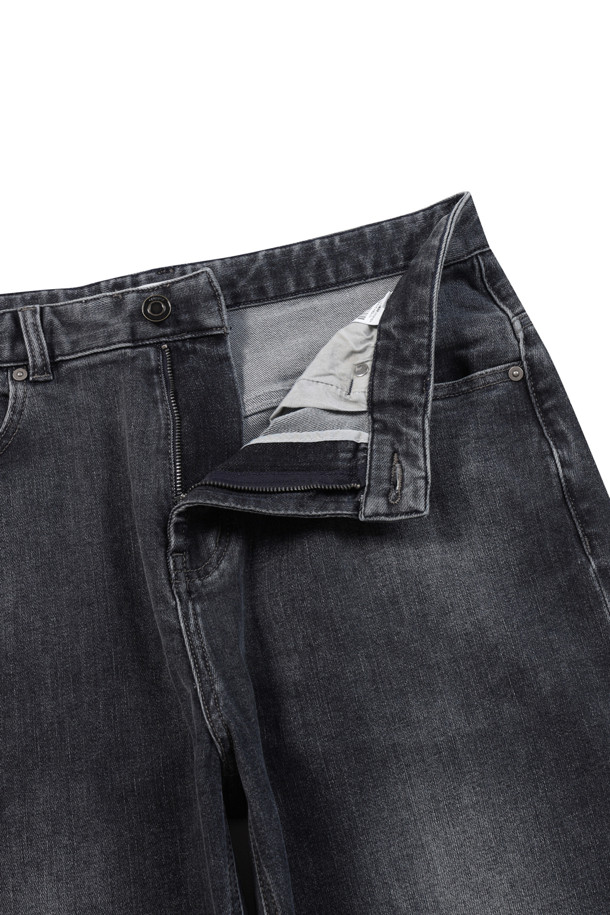 그레이 워싱 릴렉스핏 데님은 부드러운 촉감의 데님 소재로 제작되어 편안한 착용감을 선사합니다. 릴렉스핏과 벌룬핏의 여유로운 핏으로 활동성을 높였으며, 브러쉬 워싱 디테일로 자연스러운 느낌을 더했습니다. 은은한 그레이와 블루블랙 컬러로 다양한 상의와 매치하기 용이하며, 한지 와펜 디테일과 epigram 로고가 디자인의 포인트를 더합니다. 비즈니스 캐주얼 및 출근룩, 캐주얼, 미니멀, 클래식 스타일을 즐겨 입는 분들께 추천합니다. 하의 기장은 107cm이며 밴딩 처리되어 편안함을 더했습니다.
