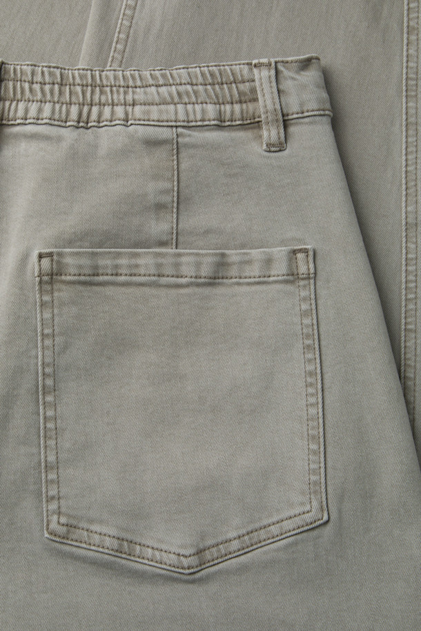 **피그다잉 베럴레그 (Barrel Leg) 밴딩 데님**은 남성 고객을 위해 디자인된 캐주얼 데님 팬츠입니다. 네추럴 컬러의 무지 디자인으로, 일상 및 비즈니스 캐주얼에 모두 활용 가능합니다. 릴랙스 핏의 베럴레그드 실루엣과 밴딩 처리로 편안한 착용감을 선사하며, 허벅지와 엉덩이 부분은 넉넉하게, 무릎 아래로는 좁아지는 디자인이 특징입니다. 피그먼트 염색 기법과 스트레치 원단을 사용하여 부드러운 촉감과 형태 안정성을 높였으며, 기장은 108cm입니다. 미니멀하고 클래식한 스타일을 추구하는 고객에게 비즈니스 캐주얼룩과 출근룩으로 추천합니다.
