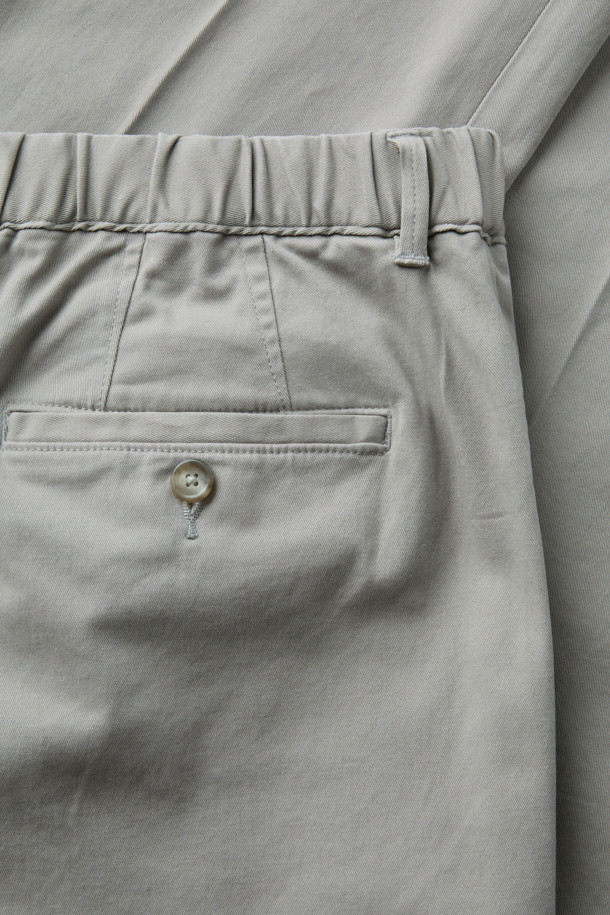 주말과 일상 모두를 아우르는 위켄드 밴딩 치노 팬츠입니다. 고밀도 코튼 소재로 제작되어 탄탄한 촉감과 형태 안정성을 자랑하며, 가을, 초겨울에 적합합니다. 베이직한 스타일의 무지 디자인에 힙과 허벅지 부분에 여유를 주어 편안한 착용감을 선사합니다. 허리 밴딩으로 활동성을 높였으며, 테이퍼드 핏으로 세련된 실루엣을 연출합니다. 비즈니스 캐주얼부터 가을 나들이룩까지, 클래식, 미니멀, 캐주얼 등 다양한 스타일을 소화해 보세요.
