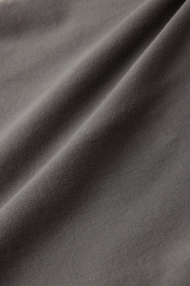 천연 다잉 스웻 반바지 (set-up)는 편안한 일상복을 위한 여름철 필수 아이템입니다. 석류와 오배자 천연 염색으로 은은하고 자연스러운 컬러감을 선사하며, 바이오 워싱 가공을 통해 부드러운 촉감을 자랑합니다. 루즈핏으로 제작되어 활동성이 뛰어나며, 턱 디테일과 스트링으로 개성 있는 연출이 가능합니다. 셋업으로 착용하여 미니멀하고 세련된 스타일을 완성할 수 있으며, 동네 마실룩, 휴가룩, 여행룩 등 다양한 TPO에 활용하기 좋습니다. 면 소재로 제작되어 편안함은 물론, 유행을 타지 않는 클래식한 매력을 더했습니다.
