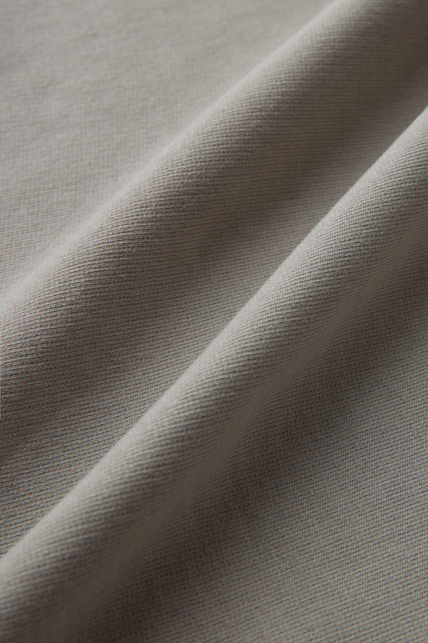 천연 다잉 스웻 반바지 (set-up)는 편안함과 스타일을 모두 갖춘 베이지 컬러의 반바지입니다. 봄, 여름 시즌에 어울리는 얇은 두께와 부드러운 촉감의 면 소재로 제작되었습니다. 미니멀하고 베이직한 디자인에 루즈핏으로 제작되어 편안한 착용감을 선사하며, 턱 디테일과 스트링, 밴딩으로 활동성을 높였습니다. 석류와 오배자 천연 염색, 바이오 워싱 가공을 거쳐 은은한 멋을 더했으며, 셋업으로도 활용 가능하여 다양한 스타일을 연출할 수 있습니다. 동네 마실룩, 여행룩, 휴가룩 등 캐주얼하고 클래식한 스타일을 완성해보세요.
