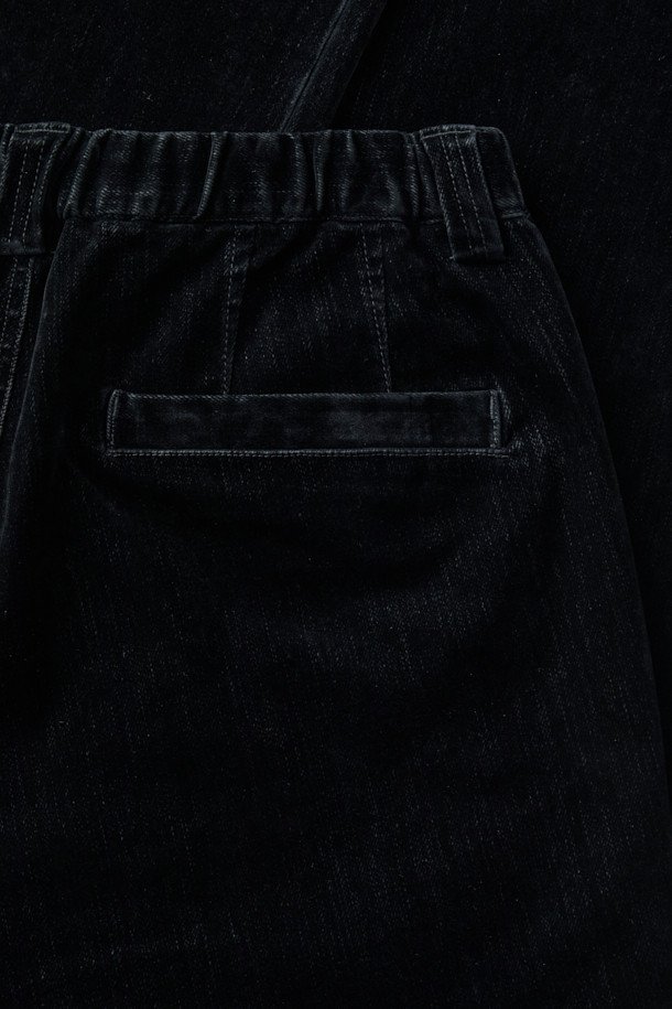 벨벳 데님 컴포트 팬츠(set-up)는 부드러운 촉감의 벨벳 광택이 돋보이는 데님 팬츠입니다. 플로킹 공정으로 제작되어 고급스러운 느낌을 더하며, 바이오 워싱 가공으로 은은한 빈티지함을 살렸습니다. 신축성 있는 스트레치 원단을 사용하여 편안한 착용감을 제공하며, 일자핏과 컴포트핏으로 어떤 스타일에도 잘 어울립니다. 뒷면 밴딩 처리로 활동성을 높였으며, 셋업으로도 활용 가능하여 겨울 데일리룩, 클래식, 미니멀, 캐주얼 스타일을 연출하기 좋습니다. 블랙 색상으로 어떤 상의와 쉽게 매치할 수 있습니다.
