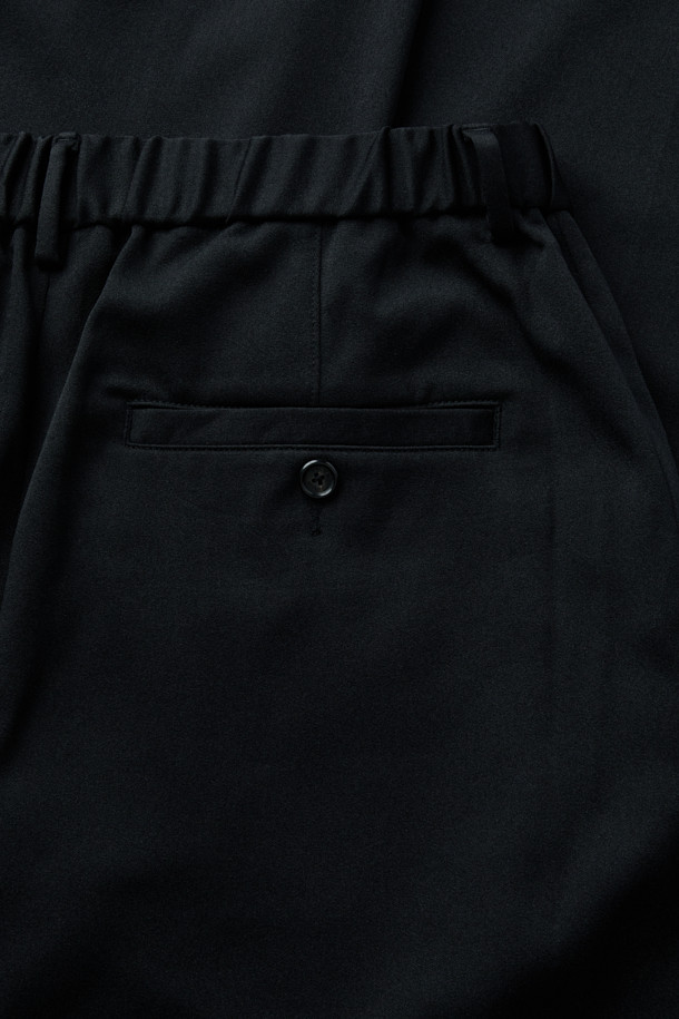 TRABEST (트라베스트) 와이드 팬츠 (set-up)는 고급스러운 무드의 슬랙스로, 간절기에 착용하기 좋습니다. 블랙 컬러의 무지 디자인으로 오피스룩, 비즈니스 캐주얼, 모임룩 등 다양한 TPO에 활용 가능합니다. TAKISADA NAGOYA사의 TRABEST 소재를 사용하여 포근한 촉감을 자랑하며, 허리 뒷면 밴딩으로 편안한 착용감을 선사합니다. 와이드핏에 투턱 디테일과 힙 포켓 절개 디테일이 더해져 클래식, 미니멀, 시크 스타일을 연출하기 좋습니다. 셋업으로도 활용 가능하여 더욱 폭넓은 스타일링을 완성할 수 있습니다.
