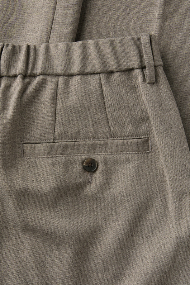 투톤 릴렉스 팬츠 (set-up)는 브라운과 베이지의 투톤 멜란지 컬러가 돋보이는 슬랙스입니다. 가을, 겨울 시즌에 적합하며, 릴랙스핏과 와이드 핏으로 편안한 착용감을 선사합니다. 뒷밴딩 처리와 원턱 디테일로 활동성을 높였으며, 포멀 캐주얼, 클래식, 미니멀 스타일을 즐기는 분들께 추천합니다. 출근룩, 비즈니스 캐주얼, 겨울 데일리룩 등 다양한 TPO에 활용 가능하며, 셋업으로도 연출할 수 있습니다. 스트레치 소재로 제작되어 편안함을 더했습니다.
