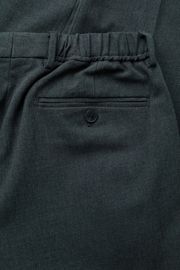 백 밴딩 데일리 팬츠 (set-up)는 포멀과 베이직 스타일을 아우르는 블랙 컬러의 슬랙스입니다. 힙부터 허벅지까지 여유 있는 슬림핏으로 편안한 착용감을 선사하며, 허리 뒷면 밴딩 디테일로 활동성을 높였습니다. 사계절 내내 활용 가능한 두께감과 매끄러운 촉감의 스판 소재로 제작되어, 오피스룩, 비즈니스 캐주얼, 모임룩 등 다양한 TPO에 맞춰 활용할 수 있습니다. 셋업(set-up)으로도 연출 가능하여 클래식, 미니멀, 시크한 스타일을 완성할 수 있습니다. 데일리룩부터 포멀한 자리까지 폭넓게 활용 가능한 실용적인 아이템입니다.
