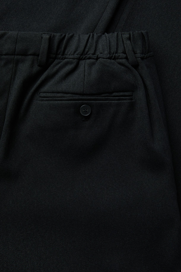 TRABEST(트라베스트) 데일리 팬츠 (set-up)는 베이직한 스타일의 간절기용 슬랙스입니다. 힙과 허벅지에 여유가 있어 편안하며, 밑단으로 갈수록 좁아지는 스트레이트 핏으로 제작되었습니다. 뒷면 허리 밴딩 처리로 활동성을 높였으며, 차콜 컬러의 무지 디자인으로 어떤 상의에도 잘 어울립니다. 출근룩, 오피스룩, 비즈니스 캐주얼 등 다양한 TPO에 활용 가능하며, 블레이저와 함께 셋업 스타일링도 연출할 수 있습니다. 클래식, 미니멀, 캐주얼 스타일을 선호하는 분들께 추천드립니다.
