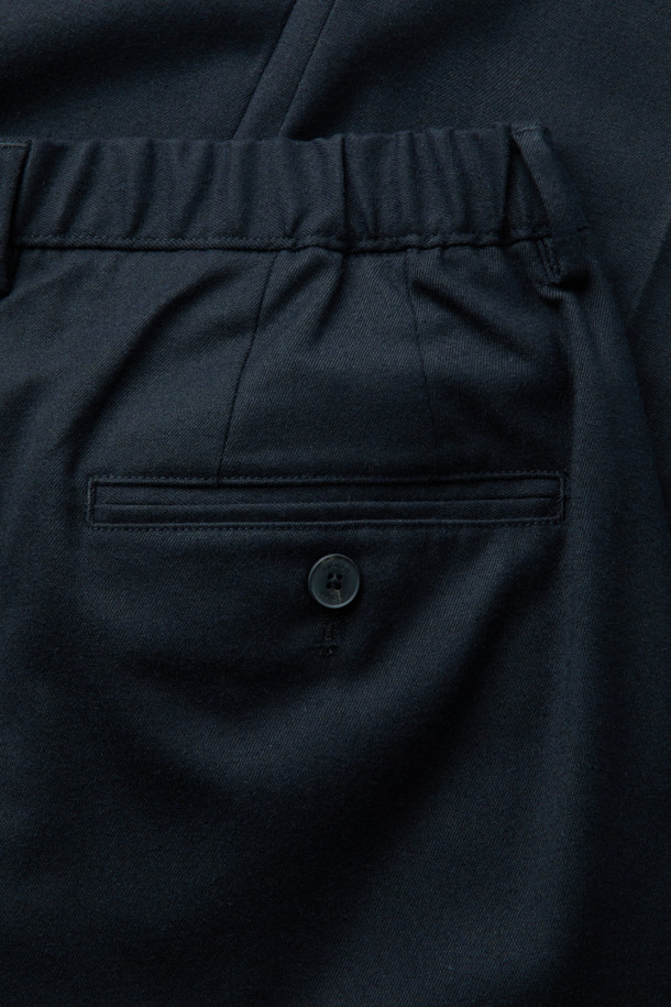 **울 블렌디드 릴렉스 팬츠 (set-up)**는 울과 스판 소재 혼방으로 제작되어 부드러운 촉감과 편안한 착용감을 선사합니다. 릴렉스핏 와이드 슬랙스로, 포멀과 캐주얼 스타일 모두 소화 가능하며, 데일리룩과 비즈니스 캐주얼 룩에 적합합니다. 초겨울 시즌에 어울리는 울 소재에 무지 패턴과 원턱 디테일을 더해 클래식하면서도 미니멀한 매력을 줍니다. 셋업으로 착용하여 더욱 완성도 높은 스타일을 연출할 수 있습니다.
