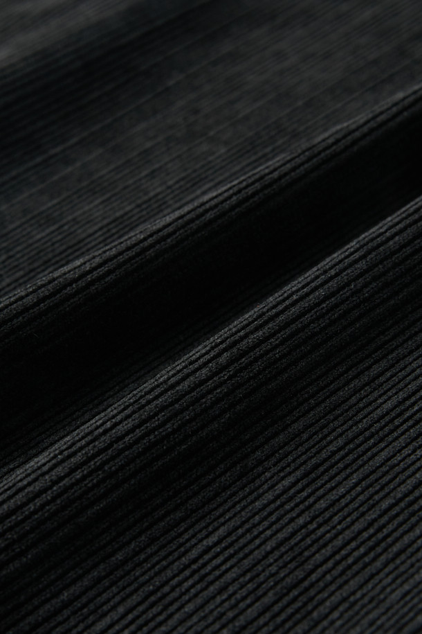 코듀로이 저지 와이드 팬츠 (set-up)는 부드러운 촉감의 코듀로이와 폴리에스테르 혼방 소재로 제작되어 가을과 겨울에 따뜻하게 입을 수 있습니다. 밴딩 허리와 스트링으로 사이즈 조절이 용이하며, 앞판 턱 디테일이 특징입니다. 와이드 핏으로 편안한 착용감을 선사하며, 셋업으로 스타일리시한 연출이 가능합니다. 일상, 동네 마실, 여행 등 다양한 TPO에 활용할 수 있는 캐주얼, 미니멀, 클래식 스타일의 팬츠입니다. 블랙 컬러의 무지 디자인으로 어떤 상의와도 쉽게 매치할 수 있습니다.
