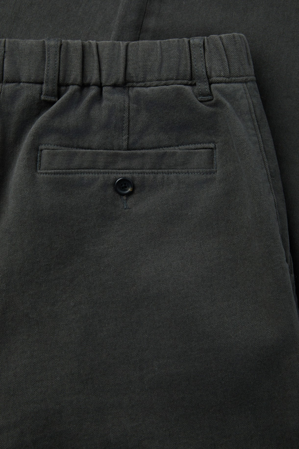 부드러운 촉감과 따뜻함을 선사하는 브러시드 데일리 치노 팬츠입니다. 겨울철 데일리룩에 적합하며, 베이직하고 캐주얼한 스타일을 연출합니다. 톤 다운된 다크 그레이와 아이보리 두 가지 컬러로 출시되어 다양한 상의와 매치하기 용이합니다. 면과 스트레치 소재 혼방으로 제작되어 활동성이 좋고, 편안한 착용감을 제공하며, 허벅지 부분에 여유를 주어 활동성을 높였습니다. 슬림핏 디자인에 기모 안감, 뒷면 밴딩 디테일로 편안함까지 더했습니다.
