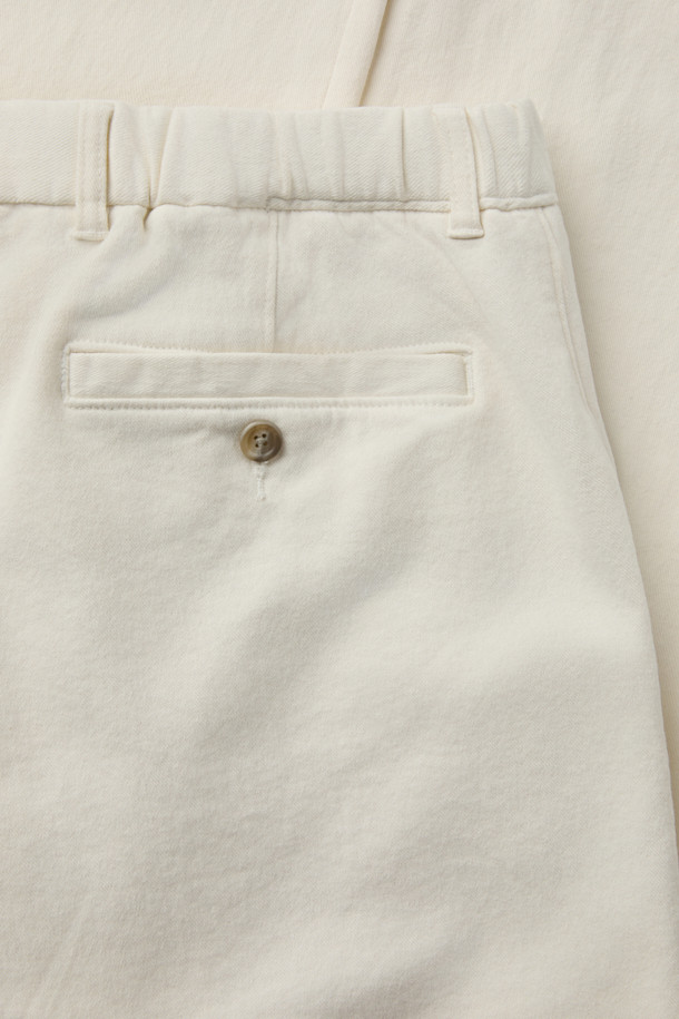 부드러운 브러시드 면 기모 소재로 제작되어 따뜻하고 편안한 착용감을 선사하는 브러시드 데일리 치노 팬츠입니다. 다크그레이와 아이보리 두 가지 색상으로 출시되어, 겨울철 어떤 스타일에도 잘 어울리는 활용도를 자랑합니다. 슬림핏 디자인에 뒷밴딩 처리로 편안함을 더했으며, 피치 가공과 코튼 스트레치 원단으로 활동성을 높였습니다. 미니멀하고 베이직한 디자인으로 겨울 데일리룩, 출근룩, 모임룩 등 다양한 TPO에 매치하기 좋습니다.
