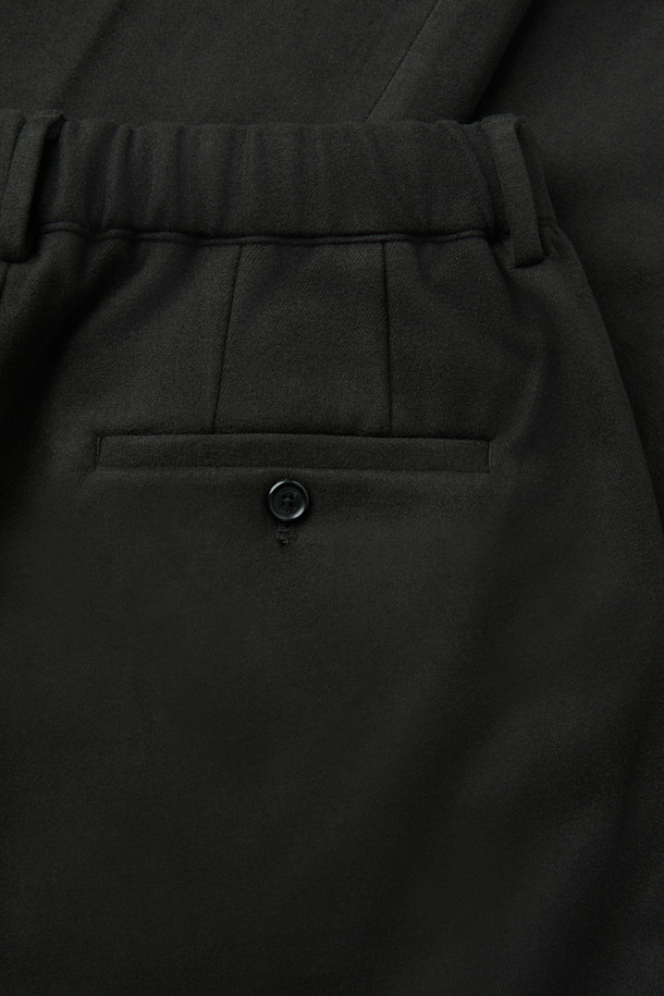 **울블렌디드 스트레이트 팬츠**는 겨울철 포멀하고 시크한 스타일을 완성하는 슬랙스입니다. 부드럽고 포근한 울 소재에 피치 가공을 더해 고급스러운 촉감을 선사하며, 블랙과 카키 두 가지 색상으로 출시되었습니다. 컴포트핏 스트레이트 실루엣과 뒷밴딩, 신축성 있는 소재로 편안한 착용감을 제공합니다. 지퍼 플라이와 버튼 클로저 디테일이 있으며, 데일리룩, 출근룩, 비즈니스 캐주얼, 모임룩 등 다양한 TPO에 활용 가능합니다. 클래식, 미니멀 스타일을 즐기는 분들께 추천합니다.
