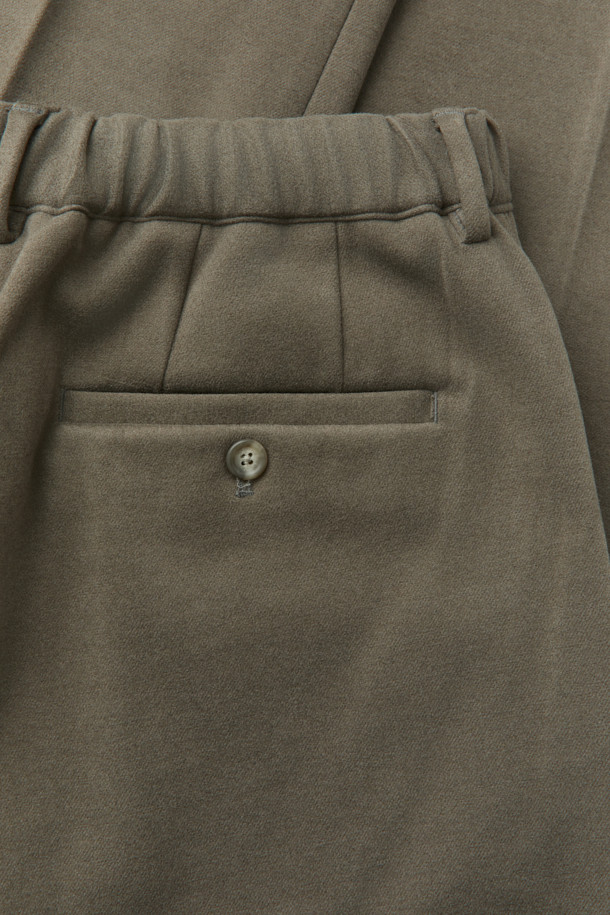 부드럽고 포근한 울 소재의 울블렌디드 스트레이트 팬츠입니다. 블랙과 카키 두 가지 색상으로 출시되어 다양한 상의와 손쉽게 매치할 수 있습니다. 쌀쌀한 겨울 날씨에도 따뜻하게 착용할 수 있도록 두꺼운 두께감으로 제작되었으며, 피치 가공을 통해 한층 더 부드러운 촉감을 선사합니다. 뒷밴딩 처리와 신축성 있는 소재로 편안한 착용감을 제공하며, 데일리룩부터 출근룩, 비즈니스 캐주얼까지 폭넓게 활용 가능합니다. 클래식하고 미니멀한 디자인으로 유행을 타지 않고 오랫동안 즐겨 입을 수 있는 아이템입니다.
