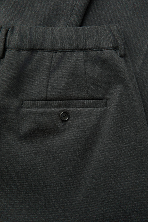 부드러운 울 소재로 제작되어 포근한 착용감을 선사하는 울블렌디드 와이드 팬츠입니다. 다크 그레이 컬러의 무지 디자인으로 미니멀하고 클래식한 분위기를 연출하며, 겨울철 일상룩에 적합합니다. 릴랙스 핏에 전체 밴딩으로 편안함을 더했으며, 스트링 디테일과 지퍼 플라이, 버튼 클로저로 깔끔한 마무리를 보여줍니다. 두꺼운 두께감과 보온성으로 한겨울에도 따뜻하게 착용 가능하며, 뛰어난 신축성으로 활동성을 보장합니다. 출근룩, 비즈니스 캐주얼, 모임룩 등 다양한 TPO에 활용하여 시크하고 세련된 스타일을 완성해 보세요.
