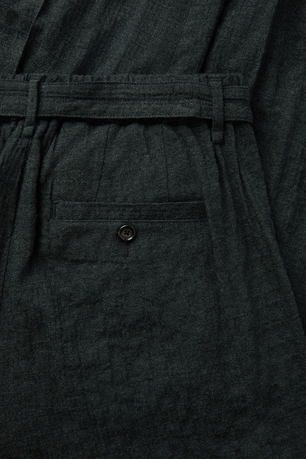 세련된 무드의 울 크리즈 와이드 팬츠입니다. 헤링본 패턴의 울 소재로 제작되어 부드러운 촉감과 뛰어난 보온성을 자랑하며, 가을과 겨울에 적합합니다. 허리 뒷면 밴딩과 탈부착 가능한 벨트, 투턱 디테일로 편안하면서도 클래식한 실루엣을 연출합니다. 와이드핏으로 트렌디함을 더하여 출근룩, 오피스룩, 겨울 데일리룩 등 다양한 스타일에 활용하기 좋습니다. 미니멀하고 시크한 스타일을 선호하는 분들께 추천합니다.
