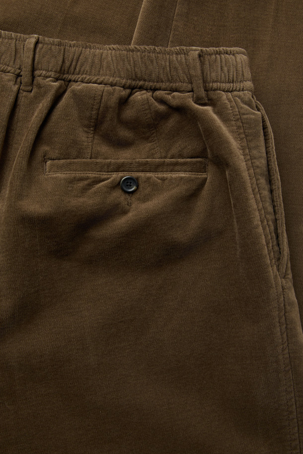 부드러운 브러시드 코튼 소재의 위켄드 팬츠입니다. 겨울 시즌에 적합하며, 베이직하고 캐주얼한 스타일을 연출합니다. 톤 다운된 브라운 컬러의 긴 기장, 테이퍼드 핏으로 세련된 핏을 선사합니다. 뒷면 허리 밴딩과 스트레치 원단으로 편안한 착용감을 제공하며, 원턱 디테일과 입체적인 실루엣으로 완성도를 높였습니다. 데일리룩, 출근룩으로 활용하기 좋은 아이템입니다.
