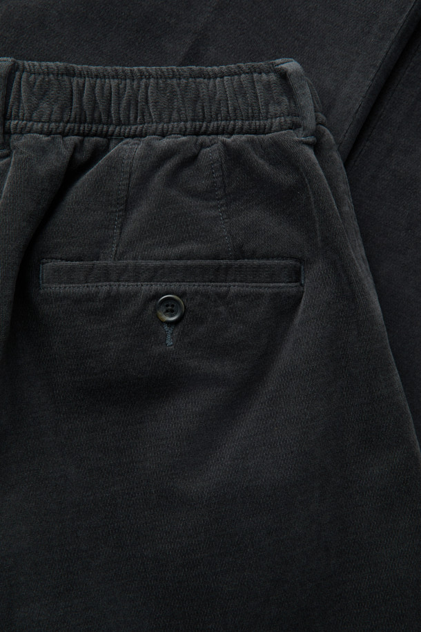 부드러운 브러시드 코튼 소재로 제작되어 포근한 착용감을 선사하는 '브러시드 코튼 위켄드 팬츠'입니다. 허벅지 부분에 여유를 주어 편안한 활동성을 제공하며, 뒷면 허리 밴딩으로 더욱 안정감 있는 핏을 연출합니다. 베이직한 디자인에 원턱 디테일을 더해 클래식하면서도 미니멀한 스타일을 완성합니다. 벨벳 터치 가공으로 부드러운 촉감을 느낄 수 있으며, 데일리룩부터 출근룩, 비즈니스 캐주얼까지 폭넓게 활용 가능합니다. 겨울철, 따뜻하고 스타일리시한 코디를 위한 필수 아이템입니다.
