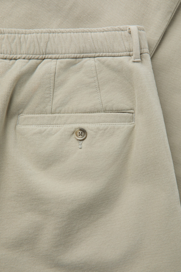 부드러운 브러시드 코튼 소재로 제작되어 포근한 착용감을 선사하는 브러시드 코튼 릴렉스 팬츠입니다. 다크 네이비, 다크 브라운, 라이트 베이지 세 가지 색상으로 출시되어 데일리룩과 비즈니스 캐주얼, 출근룩에 모두 잘 어울립니다. 릴렉스핏과 와이드핏으로 편안함을 강조했으며, 벨벳 터치 가공과 스트레치 원단으로 활동성을 높였습니다. 뒷밴딩 처리와 원턱 디테일, 고밀도 코튼 소재로 완성되어 미니멀, 클래식한 스타일을 연출하기 좋습니다.
