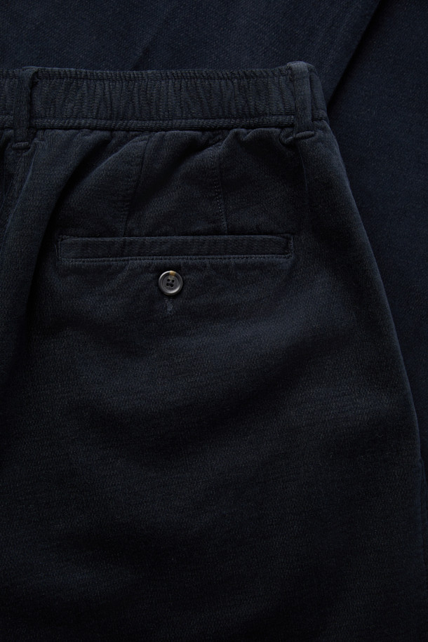 부드러운 브러시드 코튼 소재로 제작되어 포근한 착용감을 선사하는 브러시드 코튼 릴렉스 팬츠입니다. 다크 네이비, 다크 브라운, 라이트 베이지 세 가지 색상으로 출시되어, 데일리룩부터 비즈니스 캐주얼까지 폭넓게 활용 가능합니다. 릴렉스 핏과 와이드 실루엣으로 편안함을 강조했으며, 뒷밴딩과 원턱 디테일로 활동성을 높였습니다. 벨벳 터치와 고밀도 소재, 스트레치 기능으로 고급스러운 착용감을 경험할 수 있는 겨울철 머스트 해브 아이템입니다. 클래식, 미니멀, 캐주얼 스타일을 즐기는 분들께 추천합니다.
