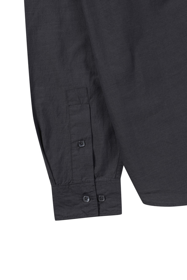 울 블렌디드 오버핏 셔츠는 부드러운 촉감의 울, 코튼, 텐셀 혼방 소재로 제작되어 가을과 초겨울에 적합합니다. 라이트그레이, 브라운, 다크그레이 세 가지 색상으로 만나볼 수 있으며, 여유 있는 핏과 기장감, 간결한 스티치가 돋보이는 미니멀한 디자인이 특징입니다. 칼라 넥 라인과 긴 소매 기장으로 깔끔한 실루엣을 연출하며, 출근룩, 비즈니스 캐주얼, 겨울 데일리룩 등 다양한 TPO에 활용 가능합니다. 미니멀, 클래식, 시크한 스타일을 선호하는 남성 고객에게 적합한 아이템입니다.
