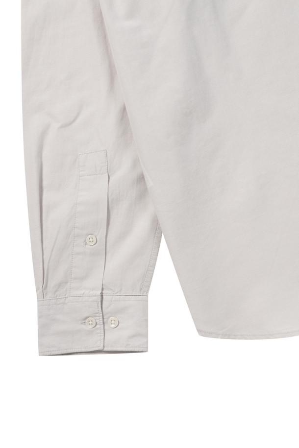 울 블렌디드 오버핏 셔츠는 부드러운 촉감의 울, 코튼, 텐셀 혼방 소재로 제작되어 간절기부터 초겨울까지 착용하기 좋습니다. 라이트 그레이, 브라운, 다크 그레이 세 가지 색상으로 출시되었으며, 여유 있는 오버핏과 레귤러 기장으로 편안한 착용감을 선사합니다. 간결한 스티치와 자연스러운 드레이프 디테일이 특징이며, 두꺼운 두께감으로 실용성을 더했습니다. 미니멀하고 시크한 스타일로, 출근룩, 겨울 데일리룩, 비즈니스 캐주얼 등 다양한 TPO에 활용 가능합니다. 클래식한 무드를 연출하기에도 좋습니다.
