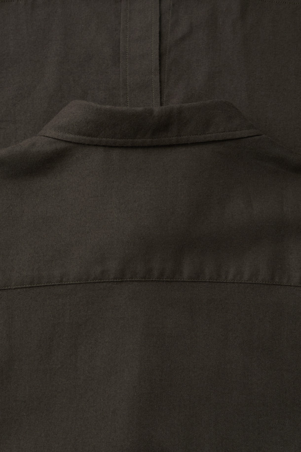 가을, 겨울 시즌에 어울리는 남성용 오버핏 솔리드 셔츠입니다. 브라운, 화이트 두 가지 색상으로 출시되었으며, 차이나칼라 디자인으로 캐주얼, 미니멀, 클래식한 스타일을 연출할 수 있습니다. 부드러운 코튼, 레이온, 기모 소재 혼방으로 제작되어 포근한 착용감을 선사하며, 얇은 두께감으로 간절기에도 부담 없이 즐겨 입기 좋습니다. 여유 있는 품과 긴 소매 기장으로 편안함과 스타일을 모두 잡은 데일리 셔츠입니다.
