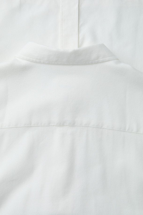 부드러운 촉감의 오버핏 솔리드 셔츠입니다. 면, 레이온, 기모 혼방 소재로 가을, 겨울에 따뜻하게 착용하기 좋습니다. 베이직한 디자인에 무지 패턴으로 어떤 스타일에도 잘 어울리며, 레귤러 기장으로 편안하게 입을 수 있습니다. 데일리 셔츠로, 출근룩이나 가을 나들이룩 등 폭넓게 활용 가능합니다. 브러싱 가공으로 포근함을 더했으며, 미니멀, 클래식, 캐주얼 스타일을 연출하기에 좋습니다. 화이트, 브라운 두 가지 색상으로 만나보세요.
