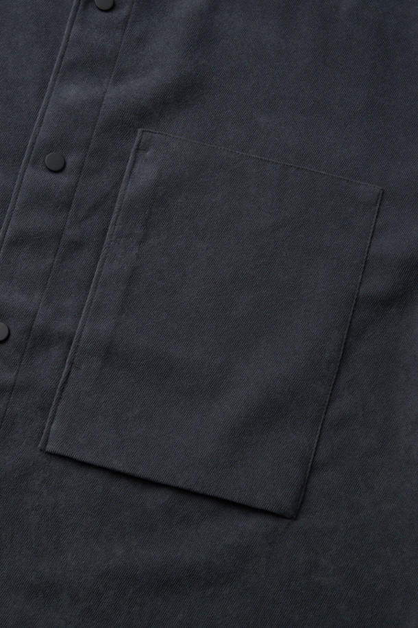 미니멀한 디자인이 돋보이는 남성용 오버핏 셔츠입니다. 블랙 컬러의 무지 셔츠로, 간절기에 착용하기 적합하며, 부드러운 촉감의 폴리우레탄 소재로 제작되었습니다. 아우터형 셔츠로 활용 가능하며, 브러싱 가공과 트윌 조직으로 고급스러움을 더했습니다. 넉넉한 핏과 아웃포켓 디자인으로 편안함과 스타일리시함을 동시에 잡았습니다. 데이트룩, 카페룩 등 다양한 상황에서 미니멀, 클래식, 시크한 스타일을 연출할 수 있습니다.
