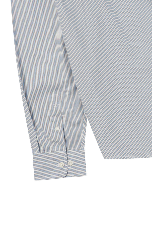 블루와 브라운 컬러의 스트라이프 패턴이 돋보이는 남성용 스트라이프 셔츠입니다. 면 100% 소재로 제작되어 부드러운 촉감을 자랑하며, 사계절 내내 활용 가능한 실용적인 아이템입니다. 클래식과 미니멀 스타일을 동시에 만족시키는 디자인으로, 단정한 어깨선과 오버핏 실루엣이 편안하면서도 세련된 분위기를 연출합니다. 출근룩 및 비즈니스 캐주얼에 적합하며, 이너 또는 단독으로 착용하여 다양한 스타일을 완성할 수 있습니다. 긴 소매 기장의 레귤러 기장으로, 유행을 타지 않는 디자인이 특징입니다.
