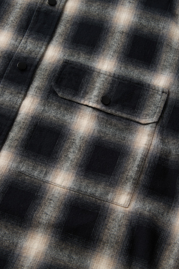 **옴브레 체크 셔츠**는 다크 네이비 컬러의 남성용 셔츠로, 가을과 초겨울에 적합합니다. 베이직한 스타일을 기반으로 하며, 오버핏의 레귤러 기장으로 편안한 착용감을 선사합니다. 코튼 100% 소재에 브러싱 가공을 더해 부드러운 촉감과 기모감을 느낄 수 있습니다. 플랩 포켓 디테일이 돋보이며, 체크와 옴브레 패턴이 조화롭게 어우러져 클래식, 캐주얼, 미니멀 룩 연출에 용이합니다. 가을 나들이룩, 겨울 데일리룩, 데이트룩 등 다양한 TPO에 활용할 수 있습니다.
