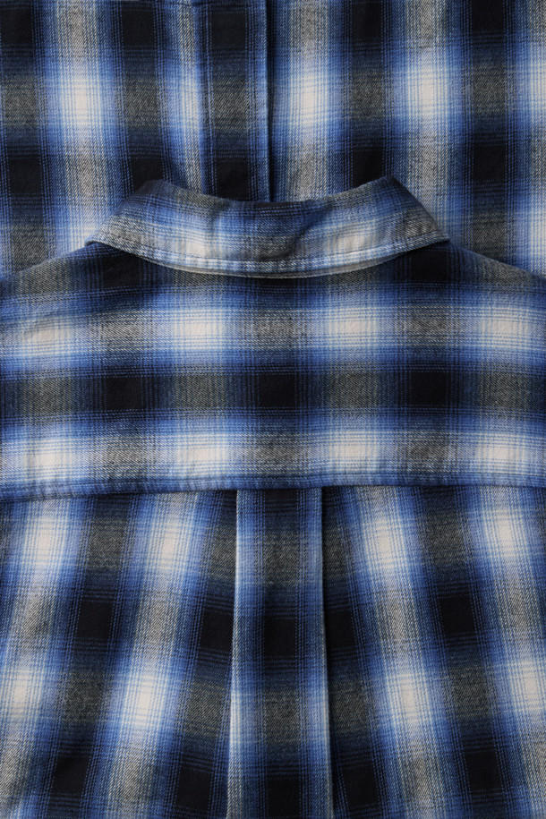 블루 옴브레 체크 셔츠는 부드러운 촉감의 면 100% 소재로 제작되어 가을, 초겨울에 따뜻하게 입을 수 있습니다. 캐주얼 스타일의 오버핏 셔츠로, 브러싱 가공과 기모감으로 포근함을 더했습니다. 셔츠형 아우터로도 활용 가능하며, 체크와 옴브레 패턴이 어우러져 트렌디한 느낌을 줍니다. 가을 나들이룩이나 겨울 데일리룩에 클래식, 미니멀 무드로 연출하기 좋습니다. 긴 소매 기장으로 다양한 스타일링이 가능합니다.
