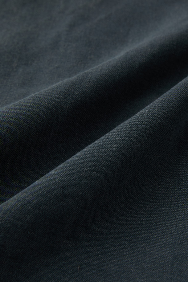 **그레이 워시드 데님 셔츠**는 캐주얼과 미니멀, 클래식 스타일을 아우르는 공용 데님 셔츠입니다. 8oz 데님 원단으로 제작되어 부드러운 촉감을 선사하며, 봄, 가을에 가볍게 걸치기 좋습니다. 오버핏에 칼라 디테일, 긴 소매 기장으로 편안한 착용감을 제공하며, 브라운 스티치 포인트가 돋보입니다. 동네 마실룩에 적합하며, 사이드 포켓과 앞판 포켓으로 실용성을 더했습니다.
