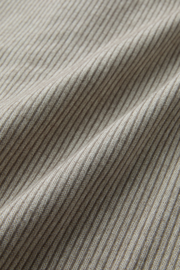 라이트 브라운 컬러의 플란넬 스트라이프 셔츠입니다. 간절기와 초겨울에 어울리는 두꺼운 두께감의 기모 소재로 제작되어 포근한 착용감을 선사합니다. 루즈핏 디자인과 긴 소매 기장으로 캐주얼하고 미니멀한 스타일을 연출하며, 여유로운 실루엣과 도톰한 원단이 특징입니다. 데일리룩, 동네 마실룩, 카페룩 등 다양한 TPO에 활용 가능하며, 시밀러룩 연출에도 용이합니다. 부드러운 텍스처와 스트라이프 패턴이 어우러져 클래식한 분위기를 더합니다.
