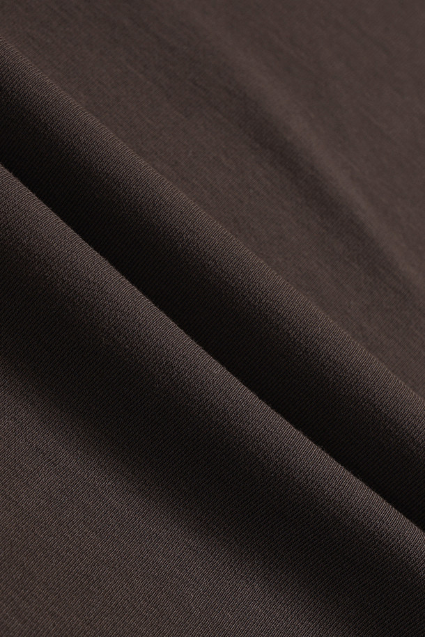 가을 나들이룩에 어울리는 더블페이스 반팔 티셔츠입니다. 톤 다운된 다크 브라운과 멜란지 라이트 그레이 컬러로 출시되었으며, 캐주얼, 미니멀, 클래식 스타일을 모두 소화합니다. 밀도감 있는 더블페이스 원단으로 제작되어 부드러운 촉감을 선사하며, 몸에 달라붙지 않아 편안하게 착용할 수 있습니다. 어깨와 품에 여유를 주어 활동성을 높였으며, 내구성이 뛰어나 오랫동안 즐겨 입을 수 있습니다. 세미오버핏으로 트렌디한 핏을 연출할 수 있는 무지 반팔 티셔츠입니다.
