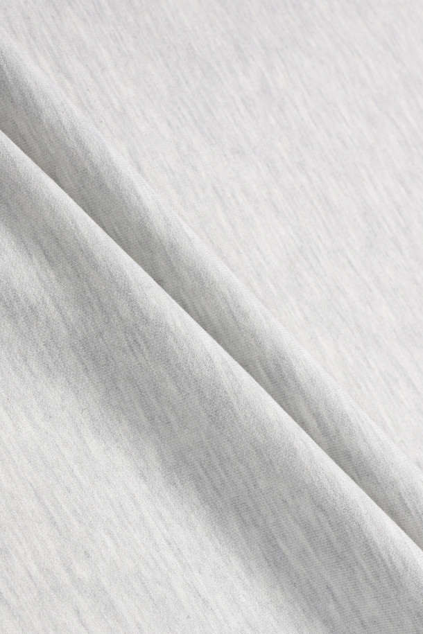 밀도감 있는 더블페이스 원단으로 제작되어 포근함이 느껴지는 반팔 티셔츠입니다. 멜란지 라이트 그레이, 다크 브라운 두 가지 색상으로 출시되었으며, 가을 시즌 일상복으로 활용하기 좋습니다. 세미 오버핏으로 어깨와 품에 여유가 있어 편안한 착용감을 선사합니다. 면 소재로 제작되어 부드러운 촉감을 자랑하며, 몸에 달라붙지 않아 쾌적하게 입을 수 있습니다. 캐주얼, 미니멀, 클래식 스타일을 즐기는 분들께 '동네 마실룩' 또는 '가을 나들이룩'으로 추천합니다.
