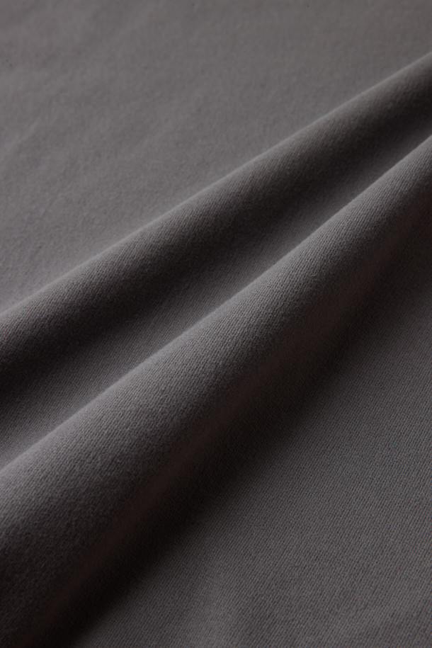 천연 염색 기법으로 은은한 멋을 더한 "천연다잉 스웻 반팔 티셔츠 (set-up)"입니다. 부드러운 면 소재의 루즈핏, 오버핏으로 편안한 착용감을 선사하며, 바이오 워싱 가공을 통해 자연스러운 질감을 살렸습니다. 라운드넥 디자인에 래글런 절개, 밑단 시보리, 로고 자수 디테일로 포인트를 주어 캐주얼, 미니멀, 클래식 스타일을 모두 소화할 수 있습니다. 동네 마실룩, 여행룩 등 다양한 TPO에 활용 가능하며, 셋업으로도 연출하여 스타일리시함을 더할 수 있습니다. 봄, 여름 시즌에 시원하게 즐길 수 있는 데일리 티셔츠입니다.
