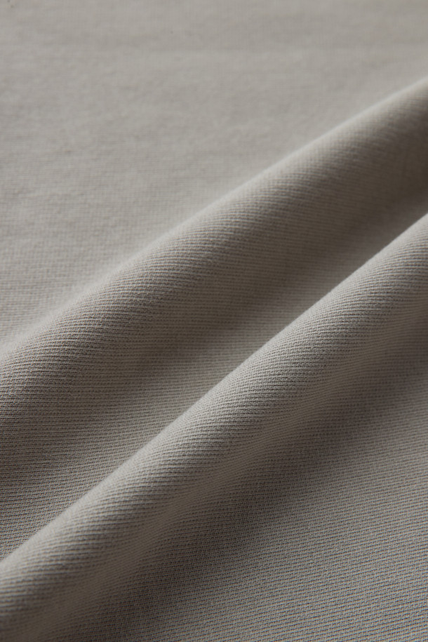 천연 염색으로 은은한 멋을 더한 '천연다잉 스웻 반팔 티셔츠'입니다. 석류와 오배자 염색 기법을 사용하여 자연스러운 컬러감을 연출하며, 부드러운 면 소재로 제작되어 편안한 착용감을 선사합니다. 루즈핏과 오버핏의 넉넉한 실루엣, 래글런 절개, 밑단 시보리, 블루종 스타일의 디자인이 돋보입니다. 로고 자수 디테일로 포인트를 더했으며, 셋업으로도 활용 가능하여 캐주얼하고 미니멀한 스타일을 완성할 수 있습니다. 봄, 여름 시즌 데일리룩은 물론, 동네 마실, 산책, 여행 등 다양한 TPO에 활용하기 좋습니다.
