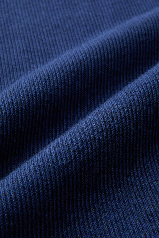 부드러운 촉감이 돋보이는 니티드 라운드넥 티셔츠입니다. 가을, 겨울 시즌 데일리룩, 집콕룩, 산책룩에 활용하기 좋은 베이직 스타일의 오버핏 긴소매 티셔츠입니다. 멜란지 패턴의 아이보리, 다크 그린, 블루 3가지 색상으로 만나보세요. 양면 텍스처 소재에 사카리바 조직, 코마사 코튼, BIO 효소 가공으로 제작되어 고급스러운 퀄리티를 자랑합니다. 밑단 트임 디테일로 활동성을 더했습니다. 미니멀, 캐주얼, 클래식 스타일을 즐겨 입는 분들께 추천합니다.
