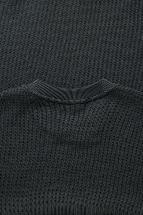 **니티드 라운드넥 티셔츠**

가을, 겨울 시즌에 어울리는 니티드 라운드넥 티셔츠입니다. 아이보리, 다크그린, 블루 세 가지 색상으로 출시되었으며, 데일리룩에 활용하기 좋습니다. 부드러운 촉감의 면 소재에 멜란지 패턴을 적용하여 포근한 느낌을 선사하며, 오버핏과 긴소매 디자인으로 편안한 착용감을 제공합니다. 사카리바 조직과 BIO 효소 가공을 거쳐 완성도를 높였으며, 밑단 트임 디테일로 활동성을 더했습니다. 캐주얼, 미니멀, 클래식 스타일을 즐겨 입는 분들께 추천합니다.
