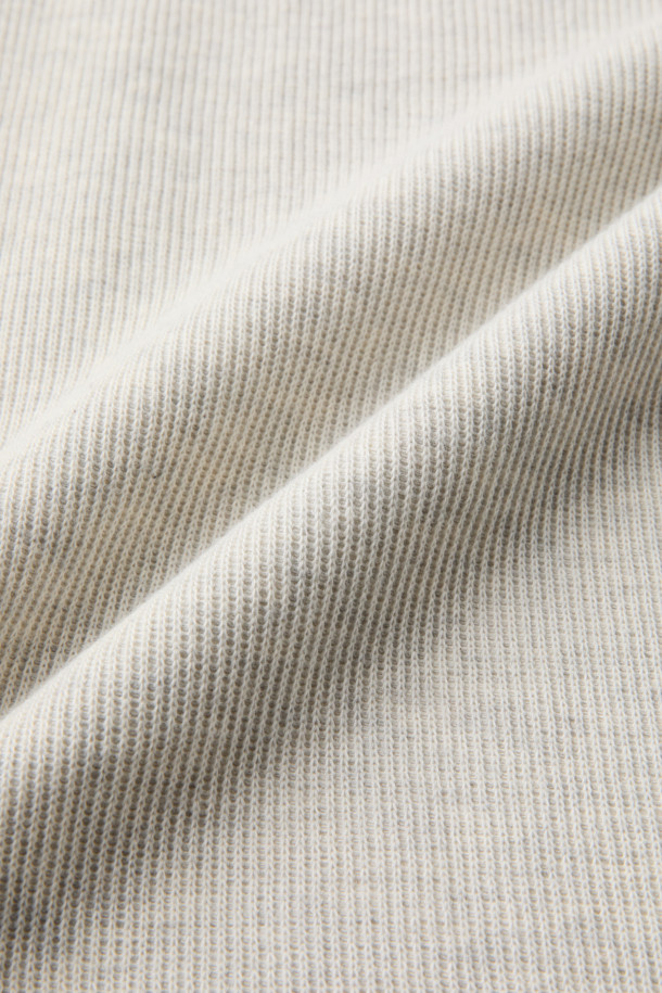 부드러운 촉감의 면 소재로 제작된 니티드 라운드넥 티셔츠입니다. 가을, 겨울 시즌에 어울리는 긴 소매 기장의 오버핏 디자인으로, 베이직한 스타일을 연출합니다. 멜란지 패턴의 아이보리, 다크그린, 블루 세 가지 색상으로 출시되었습니다. 양면 텍스처 소재와 사카리바 조직, BIO 효소 가공으로 제작되어, 밑단 트임 디테일이 특징입니다. 겨울 데일리룩, 집콕룩, 산책룩 등 다양한 TPO에 미니멀, 캐주얼, 클래식 스타일로 활용하기 좋습니다.
