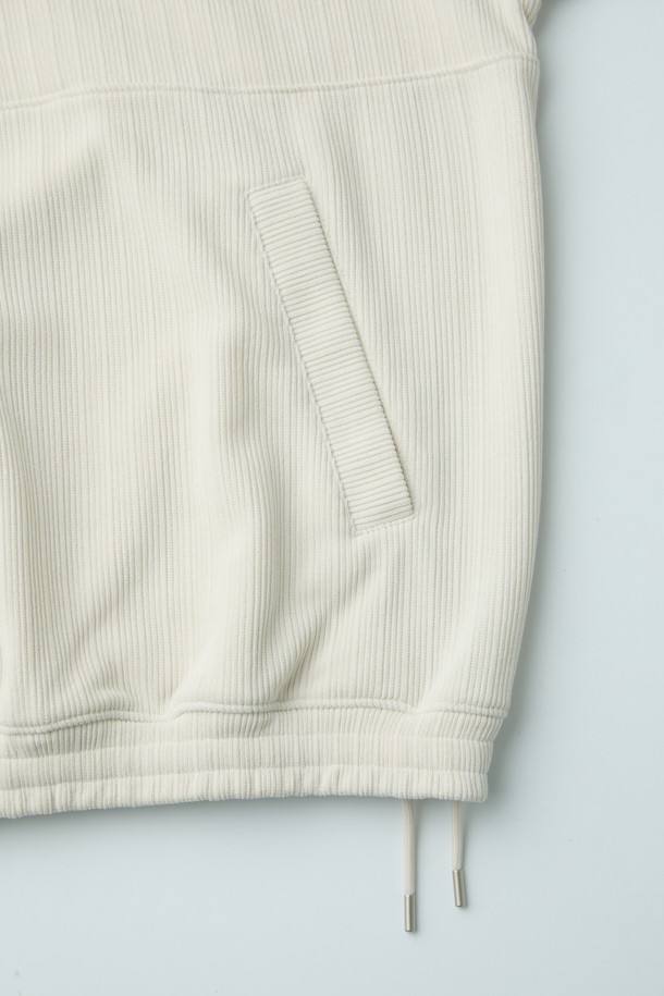 부드러운 코듀로이 소재로 제작된 남성용 집업 맨투맨입니다. 오버핏으로 트렌디한 스타일을 연출하며, 드롭숄더와 밑단 E-밴드로 편안한 착용감을 선사합니다. 하프넥 디자인과 두꺼운 두께감으로 가을, 겨울철 따뜻하게 입을 수 있습니다. 무지 디자인에 스트링 디테일을 더해 캐주얼하고 미니멀한 스타일을 완성하며, 데일리룩, 집콕룩, 산책룩 등 다양한 TPO에 활용하기 좋습니다. 화이트, 아이보리 두 가지 색상으로 만나보세요.
