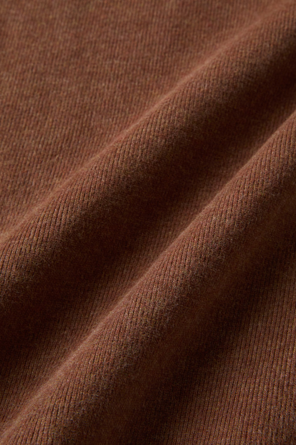 사카리바 오버핏 절개 맨투맨은 부드러운 촉감의 사카리바 소재를 사용하여 겨울에도 따뜻하게 착용할 수 있습니다. 멜란지 원사를 사용한 차콜, 라이트카키, 브라운 세 가지 색상으로 출시되었으며, 두꺼운 두께감과 밀도 높은 조직감으로 보온성을 높였습니다. 등판 절개 디테일과 블루종 스타일 밑단이 특징이며, 미니멀, 클래식, 캐주얼 등 다양한 스타일을 소화할 수 있습니다. 넉넉한 오버핏으로 편안한 착용감을 선사하며, 라운드넥과 긴소매 디자인으로 겨울 데일리룩, 집콕룩, 산책룩에 적합합니다. 
