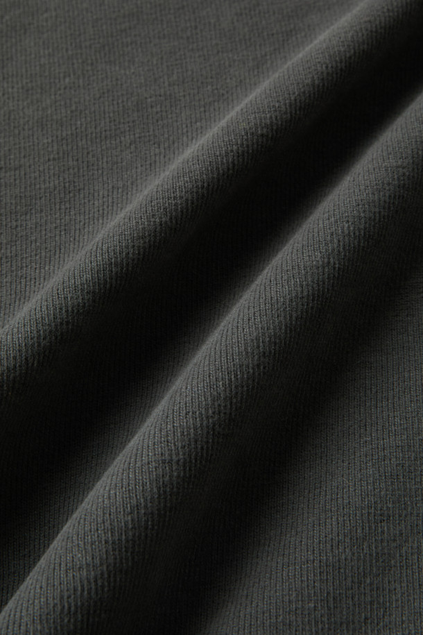 사카리바 소재로 제작된 오버핏 절개 맨투맨입니다. 부드러운 피치 터치감과 밀도 높은 조직감으로 겨울철에도 따뜻하게 착용 가능합니다. 멜란지 원사를 사용하여 은은한 멋을 더했으며, 넉넉한 오버핏으로 편안한 착용감을 제공합니다. 블루종 스타일 밑단과 등판 절개 디테일이 특징이며, 라운드넥과 긴소매, 차콜, 라이트카키, 브라운 세 가지 색상으로 만나보실 수 있습니다. 미니멀, 클래식, 캐주얼 스타일 모두 소화 가능하며, 겨울 데일리룩, 집콕룩, 산책룩에 활용하기 좋습니다.
