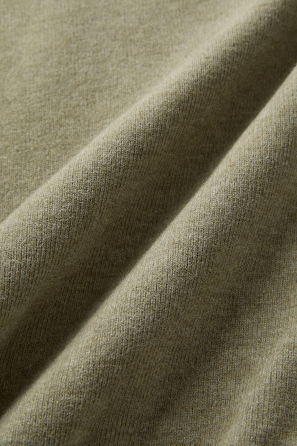 사카리바 오버핏 절개 맨투맨은 부드러운 피치 터치감과 멜란지 원사를 사용하여 포근함을 더한 겨울철 필수 아이템입니다. 밀도 높은 조직감과 보온성이 우수하며, 툭 떨어지는 오버핏으로 편안한 착용감을 선사합니다. 블루종 스타일의 밑단과 등판 절개 디테일로 포인트를 주고, 라운드넥과 긴 소매, 리브 마감으로 깔끔하게 마무리했습니다. 차콜, 라이트카키, 브라운 세 가지 색상으로 출시되어 미니멀, 캐주얼, 클래식 등 다양한 스타일을 연출할 수 있으며, 겨울 데일리룩, 집콕룩, 산책룩에 모두 잘 어울립니다.
