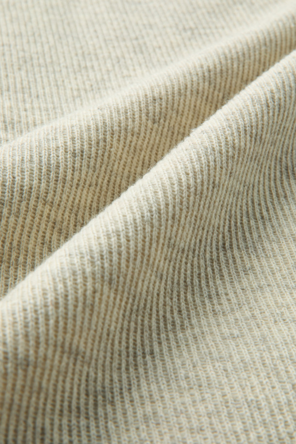 부드러운 울 소재로 제작되어 포근한 착용감을 선사하는 울저지 라운드 가디건입니다. 베이지 색상으로 어떤 룩에도 매치하기 쉬우며, 가을, 겨울 시즌 데일리룩과 카페룩에 활용하기 좋습니다. 미니멀한 스타일을 추구하는 분들께 추천하며, 오버핏 디자인으로 편안한 착용감을 제공합니다. 사이드 포켓과 반래글런 소매 디테일, 블루종 밑단으로 포인트를 더했습니다. 버튼 여밈 방식으로 간편하게 착용할 수 있습니다.
