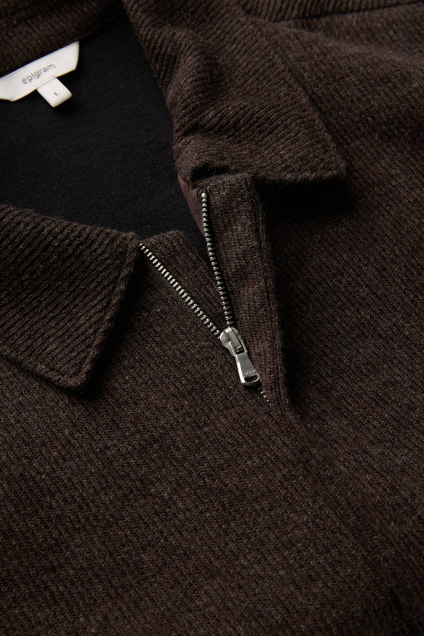 부드러운 울 소재의 남성용 브라운 컬러 울저지 카라 집업 가디건입니다. 가을과 겨울, 두 계절에 걸쳐 활용하기 좋은 두꺼운 두께감과 오버핏으로 제작되었습니다. 미니멀하고 베이직한 스타일로, 히든 지퍼와 사이드 포켓 디테일이 돋보입니다. 데이트룩, 카페룩 등 다양한 TPO에 매치하여 클래식하면서도 캐주얼한 분위기를 연출할 수 있습니다. 긴 소매 기장과 카라 플라켓 디자인으로 포인트를 더했습니다.

