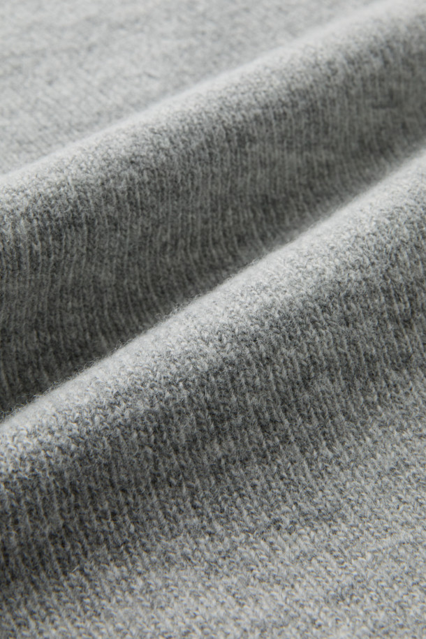 부드러운 울 블렌디드 소재의 후드 티셔츠입니다. 라이트 그레이와 멜란지 두 가지 색상으로 제공되며, 가을, 겨울철 일상에서 캐주얼하게 활용하기 좋습니다. 넉넉한 핏과 니트 짜임으로 편안함을 더하며, 레이어드하여 보온성을 높일 수 있습니다. 데일리룩, 집콕룩, 산책룩 등 다양한 TPO에 맞춰 미니멀하고 클래식한 스타일을 연출해보세요. 관리 또한 용이하여 실용적인 아이템입니다.
