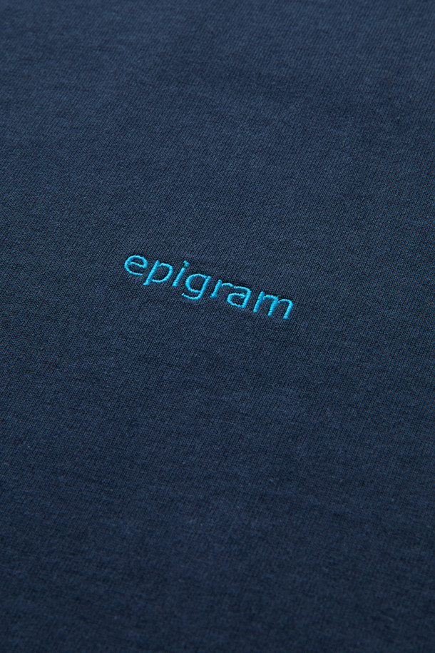 안동 쏠티드 매커럴 그래픽 티셔츠는 다크네이비와 화이트 두 가지 색상으로 출시되어, 봄, 여름, 가을 계절에 맞춰 일상생활에서 편안하게 착용할 수 있습니다. 루즈핏으로 제작되어 활동성을 높였으며, 부드러운 면 소재에 엔자임 및 실리콘 가공 처리를 더해 뛰어난 촉감을 선사합니다. 라운드넥과 반소매 디자인은 캐주얼한 스타일을 연출하며, 등판에는 독특한 나염 프린트가 돋보입니다. 드롭숄더, 리브 조직 마감, 바인딩 처리 등 섬세한 디테일로 완성도를 높였습니다.
